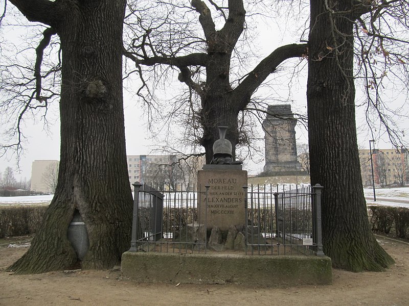 File:Moreau-Denkmal mit Eichen.jpg