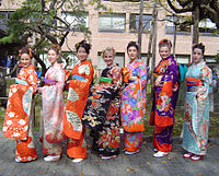 کیمونو، جامه‌ای سرتاسری دارای آستین‌های بلند و گشاداست و تا ساق پا را می‌پوشاند.
