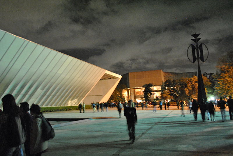 File:Museo Universitario de Arte Contemporáneo - Noche.jpg