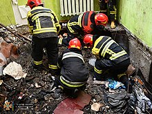 Извлечение тела погибшего человека в разрушенном 5-этажном жилом доме после российского ракетного обстрела 29 июня 2022