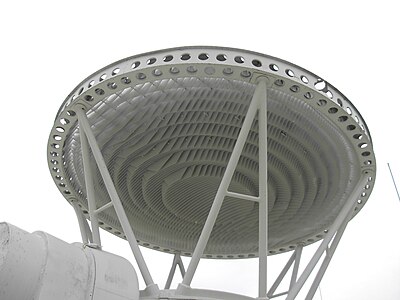The TTR and MTR radars used a fresnel lens made of thin metal plates arranged in a frame. The feed horn is at the bottom of the A-shaped supports.