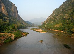 Il Nam sul fiume.  Il trasporto fluviale è importante in Laos.