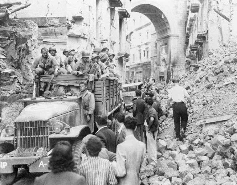 File:Napoli 1943, Via Chiaia.jpg