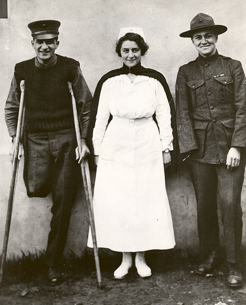 File:Navy Nurse Hazel Herringshaw stands with two of her patients -- 1918.jpg