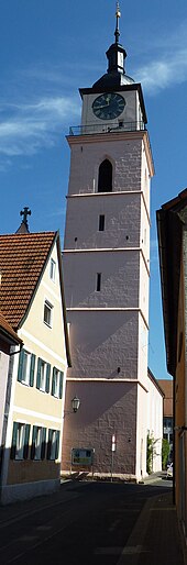 Stadkirchenturm mit der 1614 das alte Spitzdach ersetzenden Welschen Haube