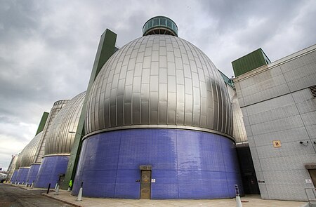 ไฟล์:Newtown Creek Wastewater Treatment Plant - Eggs from Below.jpg