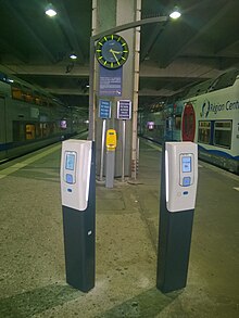 Paris-Montparnasse istasyonunda bir platformda iki Navigo doğrulama terminali