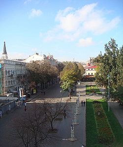 Jardín de la ciudad de Odessa y calle Deribasovskaya.jpg
