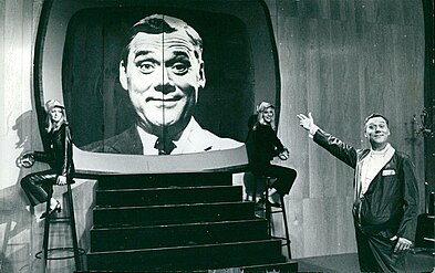 Thunberg – i dubbel upplaga – som programledaren i tv-filmen Biprodukten (1969).
