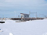 ホームと周辺を駅付近から（雪景色）