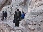 Православний священник піднімається на гору Мойсея по довгій стежці