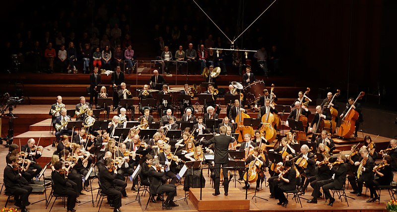 File:Oslo-Filharmonien - Johan Svendsen Norsk kunstnerkarneval - Vasily Petrenko conducting- 20110219-1 (cropped).jpg