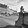 Pand met eenvoudige kroonlijst, gebouw in gebruik als hotel-café-restaurant de Huifkar in Wederopbouwstijl. stijl