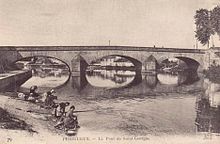 Vista geral da ponte Saint-Georges que atravessa a Ilha, com lavadeiras à beira da água.