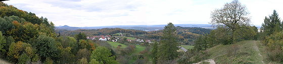 Panorama vom Jusi in Richtung Schwarzwald; im Vordergrund Kappishäusern, links die Achalm