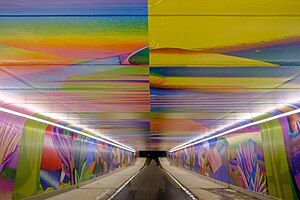 Binnenaanzicht van de nieuwe tunnel met een kunstwerk van Hadassah Emmerich op de wanden en het plafond.