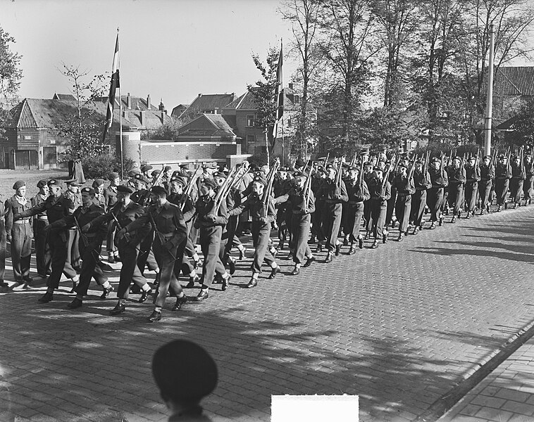 File:Parade Steenwijk (ouderdag), Bestanddeelnr 903-6910.jpg