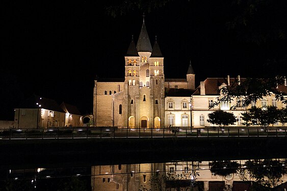 Die Abtei von Paray-le-Monial in Burgund bei Nacht