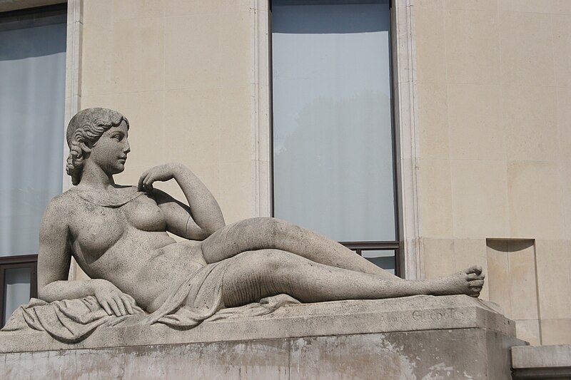 File:Paris 75016 Fontaine du Palais de Tokyo sculpture 20130810.jpg