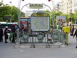 Pasteur métro L6 entrée.jpg