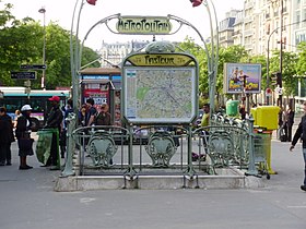 L'accès à la station côté ligne 6.