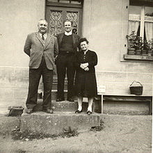 Rombach-le-Franc : Paul Maurer (au centre), Michel Perroti (à gauche) et la femme de Paul Maurer - Cliché pris en 1962 devant la ferme de Pierreusegoutte.