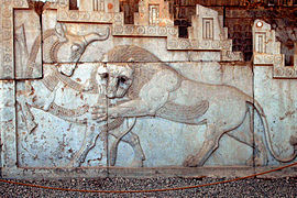Барельеф в Персеполе, представляющий символ в зороастризме для Новруза: вечно борющийся бык (олицетворяющий луну) и лев (олицетворяющий солнце), представляющий весну