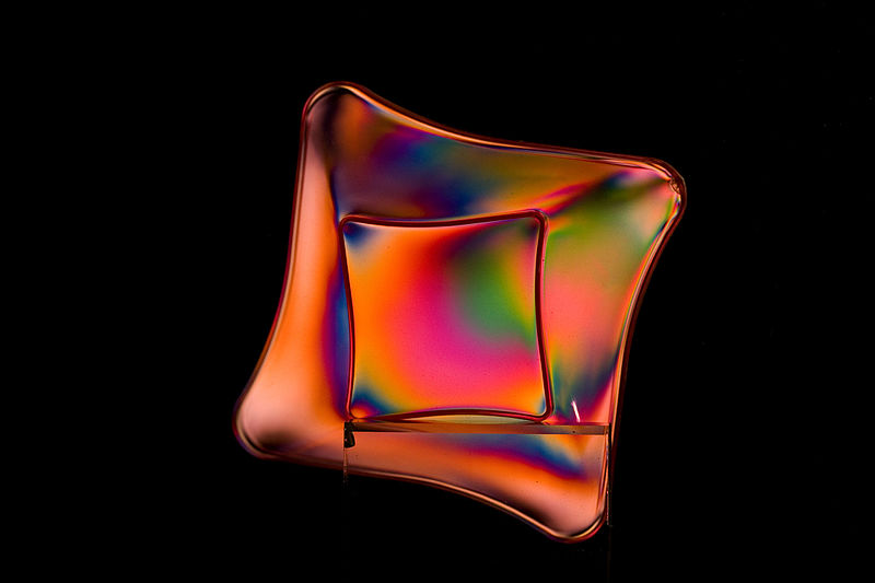 File:Photoelasticity and color on a plastic plate.jpg