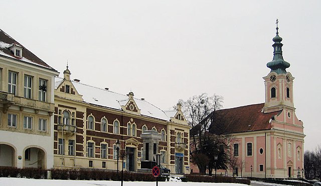 Rathaus, altes Sparkassengebäude (davor das Kriegerdenkmal) und römisch-katholische Pfarrkirche