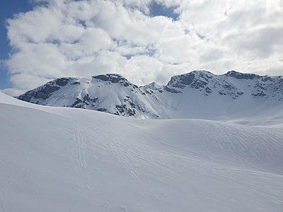 Piz d’Emmat Dadora, Fuorcla d’Emmat, Piz d’Emmat Dadaint (v. l. n. r.) und Piz Lagrev (hinten), aufgenommen von Bocchetta d’Emmat.