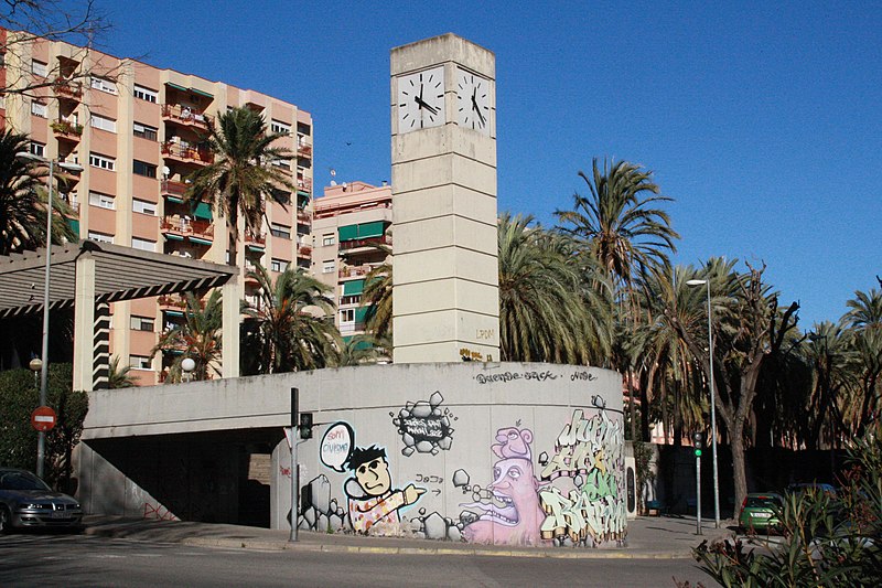 File:Plaça Trafalgar Torre rellotge.jpg