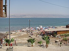 Playa con bañistas en el Mar Muerto, sobre la costa de Israel.