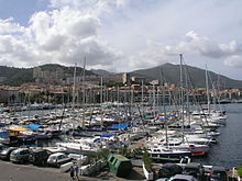 Ön planda bir marina, arkasında Ajaccio