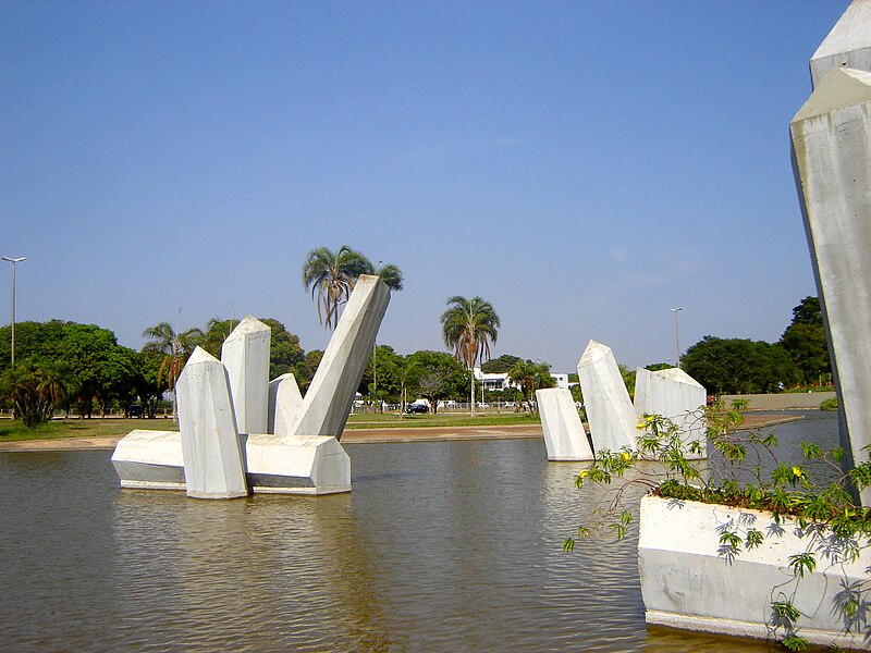 File:Praça Cívica (Praça dos Cristais).jpg