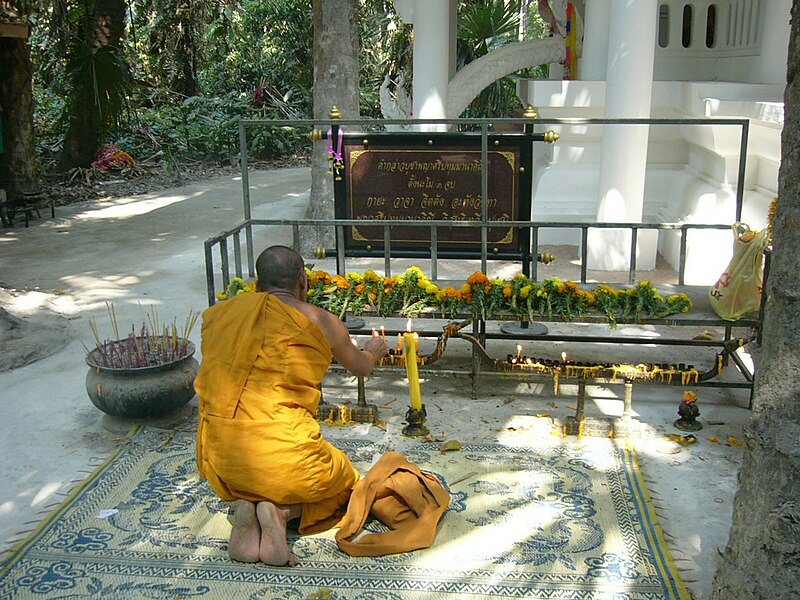 File:Praying monk Wat Kham Chanot.JPG