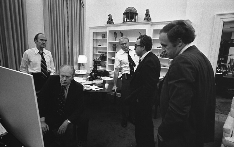 File:President Ford monitors the evacuation of American citizens from Beirut, 1976 - NARA - 7064987.jpg