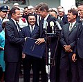 Prezident John F. Kennedy blahoželá Gordonovi Cooperovi potom, čo ho vyznamenal Medailou NASA za výnimočnú službu, 21. máj 1963