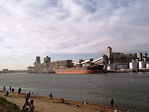 Le port de Quequén vu depuis la rive de Necochea