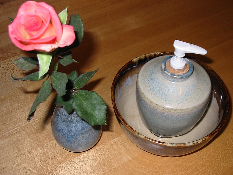 File:QN ceramic vase with water.jpg