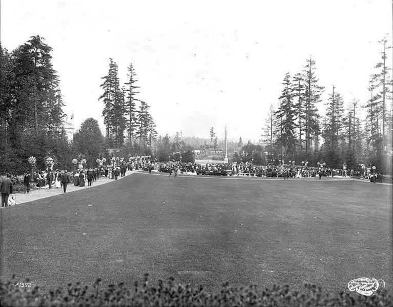 File:Rainier Vista looking toward the south entrance gate, Alaska Yukon Pacific Exposition, Seattle, Washington, 1909 (AYP 277).jpeg
