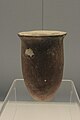 Petite jarre en terre cuite rouge à panse profonde. Culture de Peiligang. Musée de Shanghai