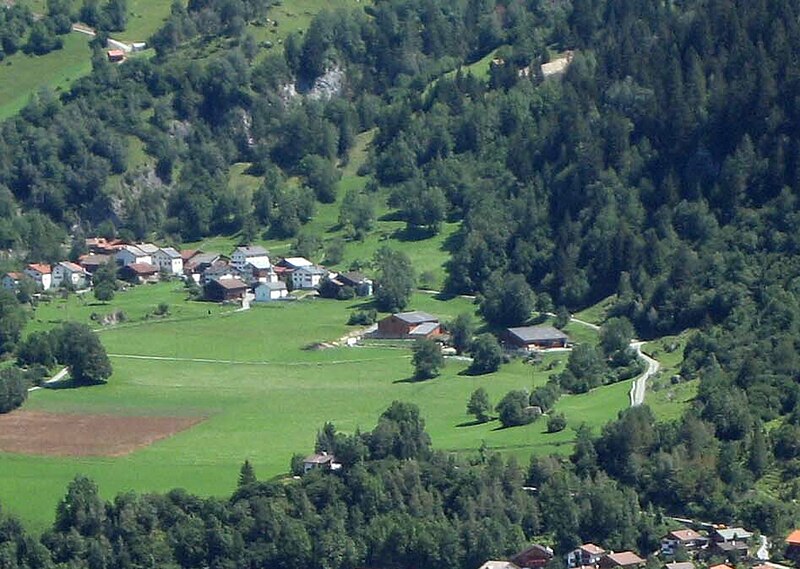 File:Reischen - Zillis Dorf (cropped).jpg