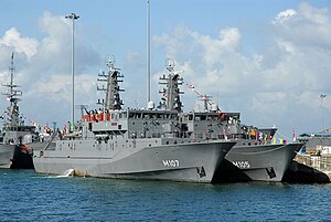 ВМС Республики Сингапур борются с противоминными судами RSS Katong (M107) и RSS Bedok (M105) на военно-морской базе Чанги, Сингапур - 20070527.jpg