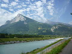 Rhin Sargans (Suitza, ezkerrean) eta Balzers (Liechtenstein, eskuin) artean, Gonzen (1.829 m (6.001 ft), ezkerrera), Girrenspitz (2.099 m (6.886 ft)) atzealdean eta Maziferchopf (855 m) dituena (2.805 oin)) eskuinera.