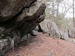 Roko-ŝirmejo, Rock House Reservation, Okcidenta Brookfield MA.jpg