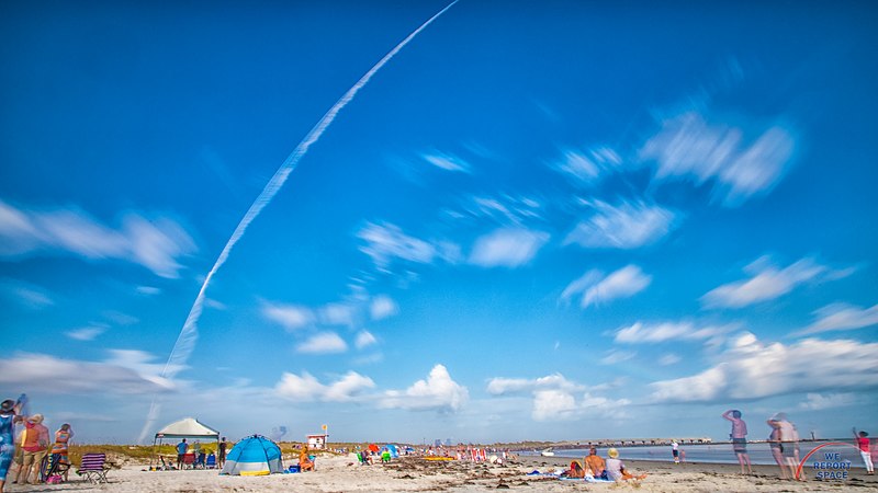 File:Rocket launch, viewed from the beach. (31589086402).jpg