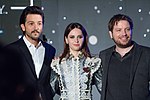 Thumbnail for File:Rogue One- A Star Wars Story Japan Premiere Red Carpet- Diego Luna, Felicity Jones &amp; Gareth Edwards (34989167073).jpg