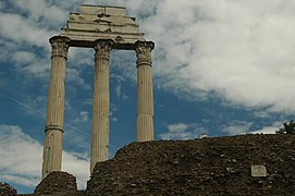 Veduta delle tre colonne rimanenti del tempio.