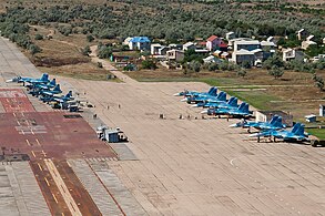 Venäläisiä laivaston hävittäjiä Sakyn lentotukikohdassa (2010).