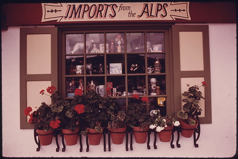 File:SIGN AND POTTED GERANIUMS OUTSIDE THE "HOUSE OF TYROL", AN IMPORT SHOP ON THE MAIN STREET OF HELEN. IN JANUARY, 1969... - NARA - 557804.jpg